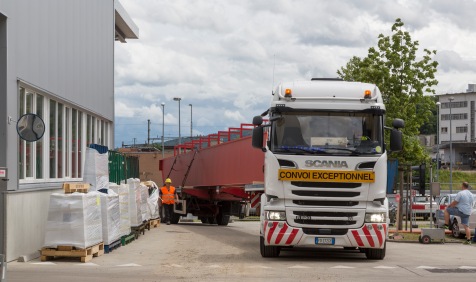 Anlieferung Krananlagen mit Tieflader im IW Olten, aufgenommen am 29. Juni 2017. (SBB/Francois Gribi)